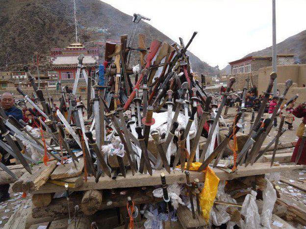 Tibetans have been at pains to demonstrate clearly their adherence to the Dalai Lamas emphasis on non-violence. This image, from Dzamthang (Chinese: Rangtang), Ngaba in eastern Tibet, shows knives that have been handed in to a central public area to be destroyed as a symbolic demonstration of this intent.