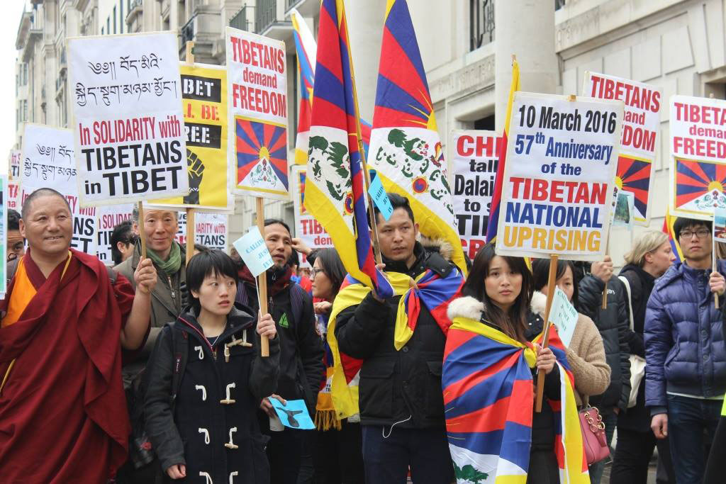 Tibetanen and Tibet supporters tijdens een rally in London. (Photo by UK Tibet Society)