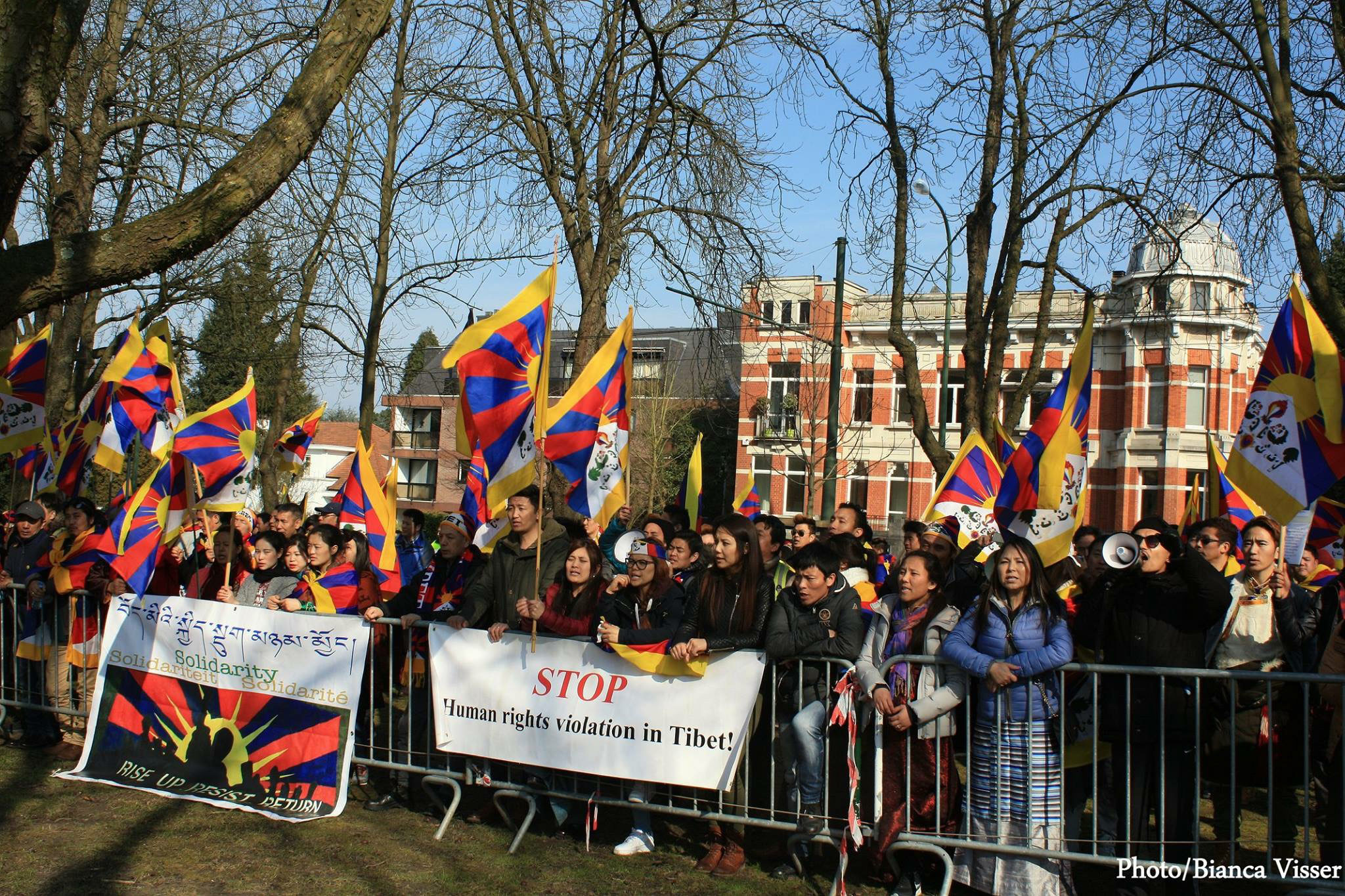 Tibetaanse vlaggen bij de Chinese ambassade in Brussels.