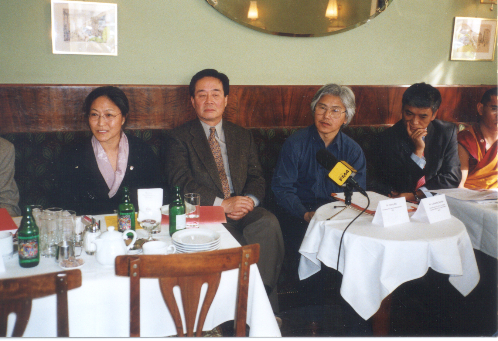 Tsering Jampa, samen met Harry Wu, Lobsang Gyalpo en Chhime Rigzin