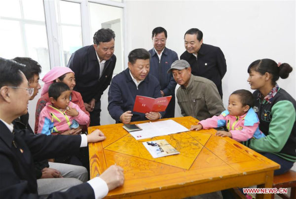 Papa Xi met dorpelingen in Qinghai