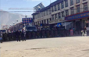 Troops gather in the main street of Labrang (Xiahe) Troops gather in the main street of Labrang (Xiahe)
